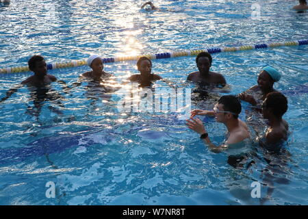 Gli studenti africani si divertono a rinfrescarvi in piscina in un bruciante giorno nella città di Fuzhou, a sud-est della Cina di provincia del Fujian, 23 luglio 2017. Foto Stock