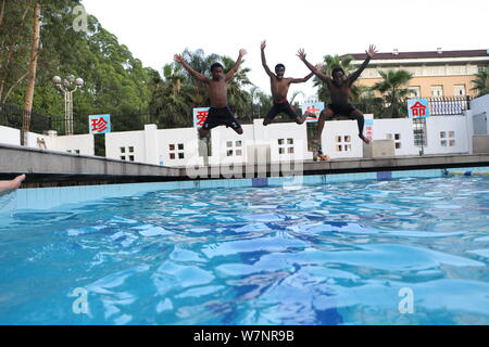 Gli studenti africani si divertono a rinfrescarvi in piscina in un bruciante giorno nella città di Fuzhou, a sud-est della Cina di provincia del Fujian, 23 luglio 2017. Foto Stock