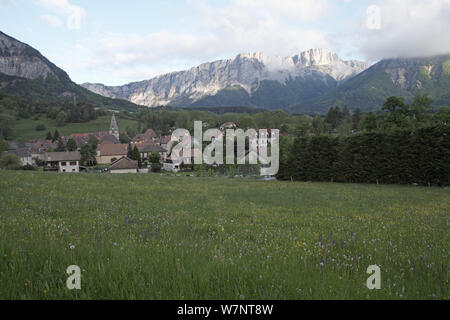 Chichilianne villaggio nella Riserva Naturelle des Hauts Plateaux, Parc Naturel Regional du Vercors, Francia, giugno 2010. Foto Stock