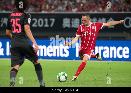 Calcio francese player Franck Ribery, a destra del Bayern Monaco di Baviera, calci la palla a sparare contro l'Arsenal durante il match di Shanghai del 2017 Ristorante Foto Stock