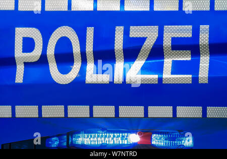 Polizei segno su una macchina della polizia tedesca Foto Stock