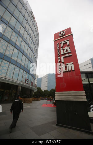 --FILE--A passeggiate a piedi passato un cartello di Wanda Plaza di Dalian Wanda Group in Cina a Shanghai, 16 novembre 2016. Conglomerato cinese Wanda sa Foto Stock