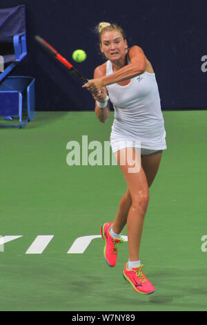 Tereza Martincova della Repubblica ceca restituisce un colpo a Peng Shuai della Cina nella loro Donne Singoli Secondo turno della partita del WTA 2017 Jiangxi aprire dieci Foto Stock