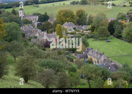 Vista del villaggio di Naunton, mostrando la chiesa del villaggio di Sant'Andrea, Cotswolds, Gloucestershire, Ottobre 2012 Foto Stock