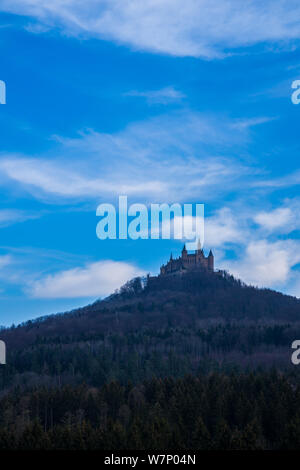 Germania, Hohenzollern Castello in primavera nebbiosa atmosfera ad alba Foto Stock