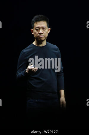 --FILE--Jia Yueting, presidente di Leshi Internet Information e Technology Corp. e presidente di Letv.com, dimostra una Letv smartphone a un lancio Foto Stock