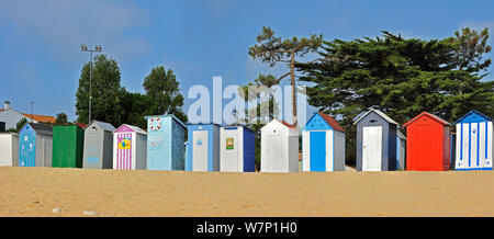 Colorate cabine da spiaggia di Saint-Denis-d'Oleron sull'isola Ile d'Oleron, Charente-Maritime, Francia, settembre 2012 Foto Stock