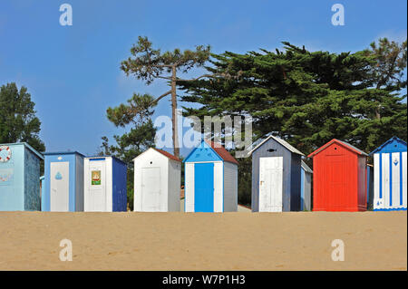 Colorate cabine da spiaggia di Saint-Denis-d'Oleron sull'isola Ile d'Oleron, Charente-Maritime, Francia, settembre 2012 Foto Stock