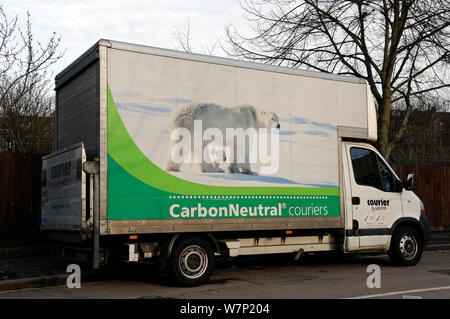 Consegna van per Carbonio Neutro corrieri sul lato della strada in Highbury, London Borough di Islington, UK. Con foto di orso polare e cub Foto Stock