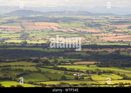 Vista da Shropshire Hills sul circostante paesaggio rurale, Shropshire, Inghilterra, Regno Unito, Agosto 2012. Foto Stock