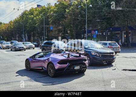 Incidente di auto su una strada della città il 25 di giugno 2019, lusso auto sportive dopo una collisione con un crossover, nella Riga, Lettonia Foto Stock