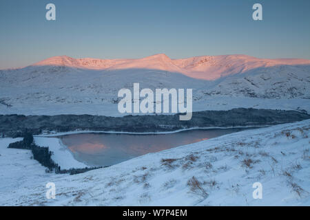 Vista sul Loch Laggan verso Creag Megaidh e le montagne circostanti in inverno,con Binnein Shuas in primo piano, Creag Megaidh Riserva Naturale Nazionale, Badenoch, Scozia, Regno Unito, dicembre 2010. Foto Stock