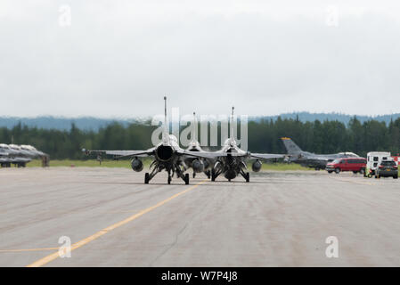 Un gruppo di F-16 Fighting Falcons assegnato alla 36th Fighter Squadron da Osan Air Base, Repubblica di Corea, prepararsi per accesso alla pista durante la bandiera rossa-Alaska 19-3 a Eielson Air Force Base in Alaska, e il Agosto 5, 2019. RF-un offre opportunità uniche per integrare le varie forze nel giunto, coalizione e formazione multilaterale simulato da inoltrare le basi operative. (U.S. Air Force photo by Staff Sgt. Ramon A. Adelan) Foto Stock