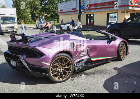 Incidente di auto su una strada della città il 25 di giugno 2019, lusso auto sportive dopo una collisione con un crossover, nella Riga, Lettonia Foto Stock