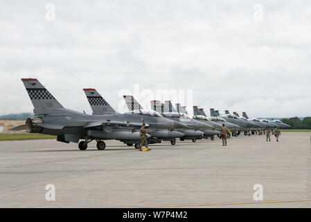 Un gruppo di F-16 Fighting Falcons assegnato alla 36th Fighter Squadron da Osan Air Base, Repubblica di Corea, e F-15 Aquile assegnato alla 67th FS di Kadena Air Base, Giappone, standby per accesso alla pista durante la bandiera rossa-Alaska 19-3 a Eielson Air Force Base in Alaska, e il Agosto 5, 2019. RF-fornisce un combattimento realistico di formazione, che è essenziale per il successo di aria e di operazioni nello spazio. (U.S. Air Force photo by Staff Sgt. Ramon A. Adelan) Foto Stock