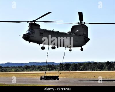 Un equipaggio con il 7° Battaglione, 158Reggimento di aviazione del nuovo secolo, Kansas, opera un CH-47 Chinook pilota durante sling-formazione di carico 1 Agosto, 2019, per la 89B la fornitura di munizioni in corso Sparta-Fort McCoy Aeroporto a Fort McCoy, Wis. la fornitura di munizioni corso insegnato dal XIII Battaglione, centesimo reggimento a Fort McCoy, è del tipo a quattro settimane di corso che fornisce corsi di formazione per i soldati che sono riclassificazione al 89B militare specialità professionali. L'imbracatura-carico la formazione è uno degli ultimi grandi eventi di formazione durante il corso. Un carico di imbracatura è utilizzato per il trasporto di munizioni per posizione remota Foto Stock