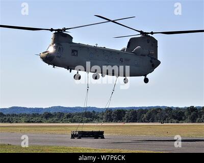 Un equipaggio con il 7° Battaglione, 158Reggimento di aviazione del nuovo secolo, Kansas, opera un CH-47 Chinook pilota durante sling-formazione di carico 1 Agosto, 2019, per la 89B la fornitura di munizioni in corso Sparta-Fort McCoy Aeroporto a Fort McCoy, Wis. la fornitura di munizioni corso insegnato dal XIII Battaglione, centesimo reggimento a Fort McCoy, è del tipo a quattro settimane di corso che fornisce corsi di formazione per i soldati che sono riclassificazione al 89B militare specialità professionali. L'imbracatura-carico la formazione è uno degli ultimi grandi eventi di formazione durante il corso. Un carico di imbracatura è utilizzato per il trasporto di munizioni per posizione remota Foto Stock