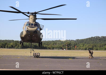 Un equipaggio con il 7° Battaglione, 158Reggimento di aviazione del nuovo secolo, Kansas, opera un CH-47 Chinook pilota durante sling-formazione di carico 1 Agosto, 2019, per la 89B la fornitura di munizioni in corso Sparta-Fort McCoy Aeroporto a Fort McCoy, Wis. la fornitura di munizioni corso insegnato dal XIII Battaglione, centesimo reggimento a Fort McCoy, è del tipo a quattro settimane di corso che fornisce corsi di formazione per i soldati che sono riclassificazione al 89B militare specialità professionali. L'imbracatura-carico la formazione è uno degli ultimi grandi eventi di formazione durante il corso. Un carico di imbracatura è utilizzato per il trasporto di munizioni per posizione remota Foto Stock