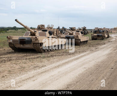 Stati Uniti I soldati assegnati al 1° Brigata corazzate contro la squadra, XXXIV divisione di fanteria, Minnesota National Guard per preparare M1A1 Abrams serbatoi per il movimento durante il combattimento esportabile capacità di formazione (XCTC) esercizio di Fort Hood in Texas, Agosto 4, 2019. Circa 3.300 soldati dell esercito del Minnesota la guardia nazionale ha preso parte in formazione XCTC corsie progettato per certificare la competenza di plotone e combat readiness in coordinamento con l'esercito la generazione di forza modello di formazione. (Minnesota Guardia Nazionale foto di Sgt. Luther C. Colloqui) Foto Stock