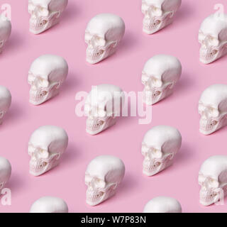 Cranio seamless pattern sul rosa pastello sfondo. Costume di Halloween party concept Foto Stock