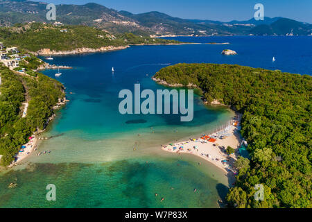 Antenna fuco volo d'uccello della Bella Vraka spiaggia con mare turchese in complesse isole nella zona di Sivota, Mar Ionio, Epiro, Grecia Foto Stock