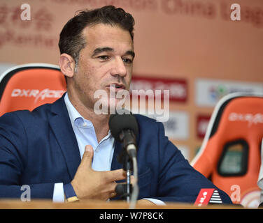 Ritirato il calcio spagnolo player Luis Garcia Plaza partecipa a una conferenza stampa di Pechino Renhe durante il 2017 il calcio cinese Cina Associazione Leagu Foto Stock