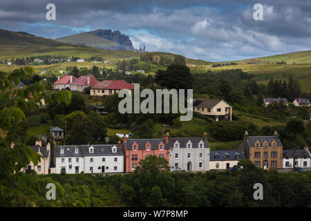 Vista del vecchio uomo di Storr da Portree, Isola di Skye, REGNO UNITO Foto Stock