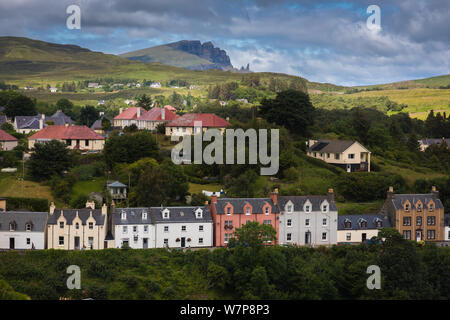 Vista del vecchio uomo di Storr da Portree, Isola di Skye, REGNO UNITO Foto Stock