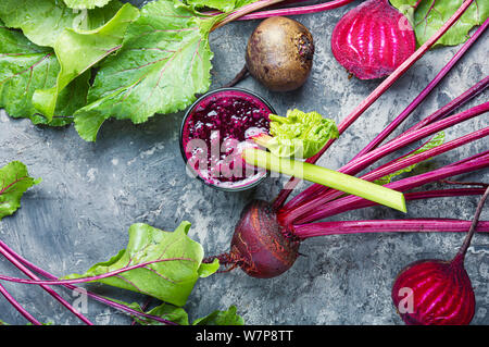 Succo di barbabietola.barbabietole detox smoothie.mangiare sano.frullato vegetale.Fresh succo di barbabietola Foto Stock