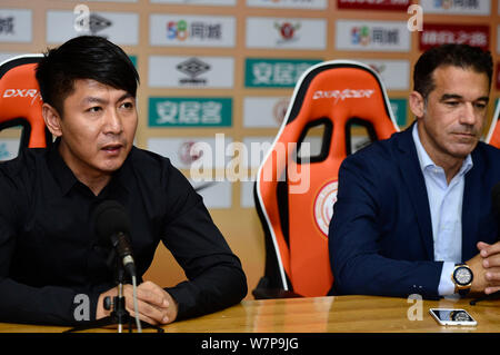 Ritirato il calcio spagnolo player Luis Garcia Plaza, destra, partecipa a una conferenza stampa di Pechino Renhe durante il 2017 Chinese Football Association Chi Foto Stock