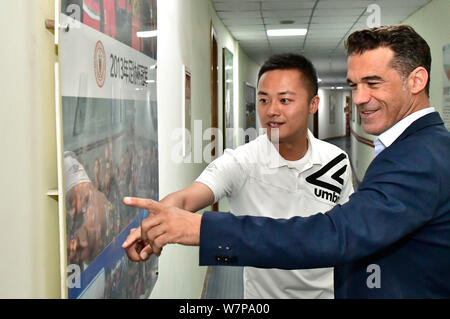 Ritirato il calcio spagnolo player Luis Garcia Plaza, destra, visita il football club di Pechino Renhe a Pechino in Cina, 12 giugno 2017. Pullman Madrid Lu Foto Stock