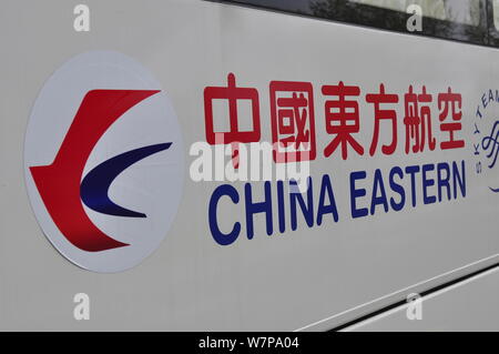 --FILE--Vista di un cartello di China Eastern Airlines in Cina a Shanghai, 11 aprile 2015. China Eastern Airlines martedì (6 giugno 2017) hanno firmato un glob Foto Stock