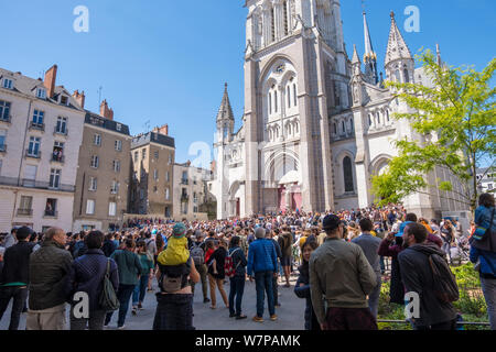 Nantes, Francia - 12 Maggio 2019: concerto della domenica nella piazza antistante la basilica di Saint-Nicolas in Nantes, Francia Foto Stock