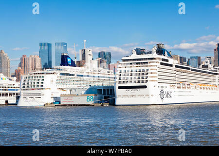 Enorme camicie di lusso infront di Manhattan attraverso il fiume Hudson, New York, USA, ottobre 2011 Foto Stock