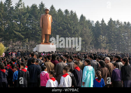 Le celebrazioni del centenario della nascita del Presidente Kim Il Sung, Pyongshong, città satellite al di fuori di Pyongyang, democratica Repubblica popolare di Corea (DPRK), la Corea del Nord, 15 aprile 2012 Foto Stock