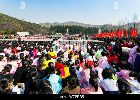 Le celebrazioni del centenario della nascita del Presidente Kim Il Sung, Pyongshong, città satellite al di fuori di Pyongyang, democratica Repubblica popolare di Corea (DPRK), la Corea del Nord, 15 aprile 2012 Foto Stock