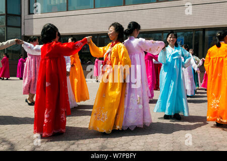 Le donne in abito tradizionale danza strada durante le celebrazioni del centenario della nascita del Presidente Kim Il Sung, Pyongyang, democratica Repubblica popolare di Corea (DPRK), la Corea del Nord, 15 aprile 2012 Foto Stock