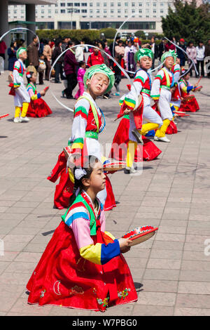 I bambini in abito tradizionale danza strada durante le celebrazioni del centenario della nascita del Presidente Kim Il Sung, Pyongyang, democratica Repubblica popolare di Corea (DPRK), la Corea del Nord, 15 aprile 2012 Foto Stock