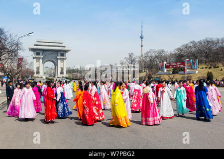 Le donne in abito tradizionale danza strada durante le celebrazioni del centenario della nascita del Presidente Kim Il Sung, Pyongyang, democratica Repubblica popolare di Corea (DPRK), la Corea del Nord, 15 aprile 2012 Foto Stock