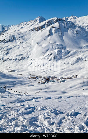 Resort le piste e le gamme della montagna a St Anton am Arlberg, Tirolo, Austria, 2008 Foto Stock