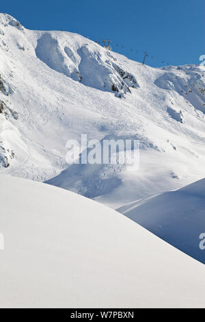 Resort le piste e le gamme della montagna a St Anton am Arlberg, Tirolo, Austria, 2008 Foto Stock