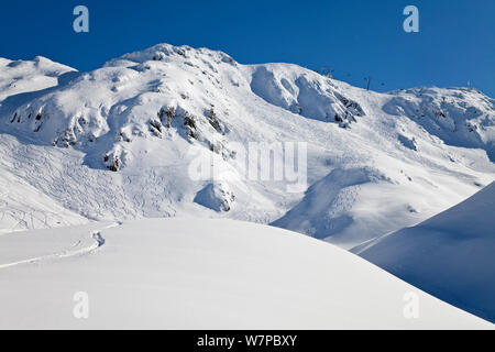 Resort le piste e le gamme della montagna a St Anton am Arlberg, Tirolo, Austria, 2008 Foto Stock