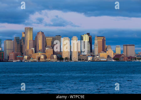 Skyline della città vista attraverso il porto all'alba, Boston, Massachusetts, USA 2009 Foto Stock