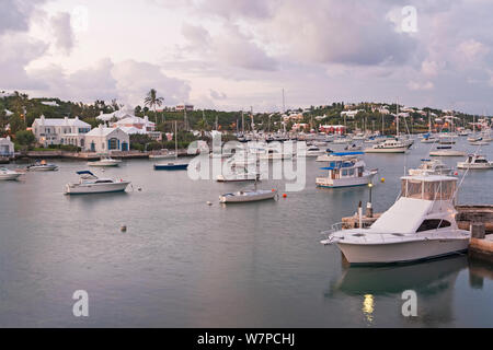 Vista sul porto con barche e case costiere, Hamilton, Bermuda 2007 Foto Stock