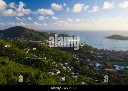 Vista in elevazione su Charlotte Amalie e il dock Navi da Crociera di Havensight, san Tommaso, Isole Vergini americane, Isole Sottovento, Piccole Antille, Caraibi, West Indies 2008 Foto Stock