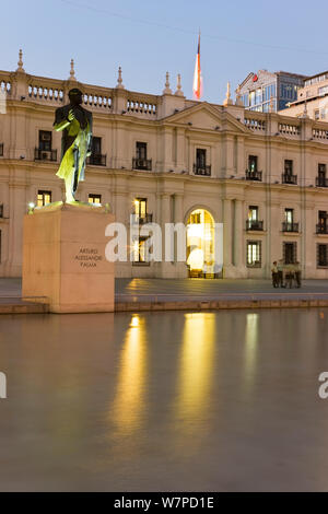 Palacio de la Moneda, Cile del palazzo presidenziale illuminata al crepuscolo, Santiago del Cile, 2008 Foto Stock