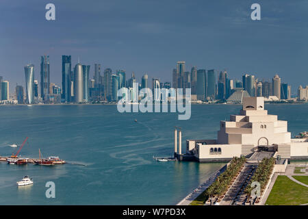 Vista in elevazione oltre il Museo di Arte Islamica e il porto Dhow al grattacielo moderno skyline di Doha, Qatar, Penisola Araba 2011 Foto Stock