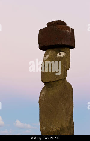 Moai statua Ahu Ko Te Riku, il solo topknotted e eyeballed Moai dell'isola, Isola di Pasqua, Rapa Nui, Cile 2008 Foto Stock