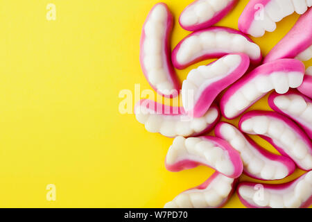 Halloween gummy i denti di latte o pappa dolci caramelle isolato in grassetto su sfondo giallo con spazio copia.divertente per bambini tratta per la festa di Halloween Foto Stock