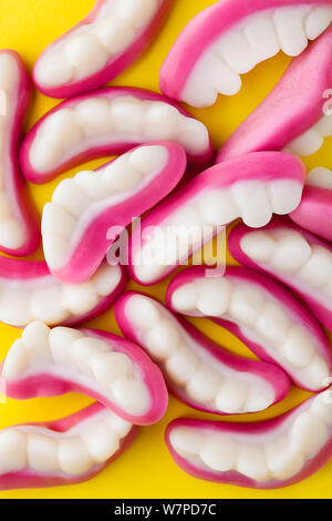 Halloween gummy i denti di latte o pappa dolci caramelle isolato in grassetto su sfondo giallo close-up con spazio copia.divertente per bambini tratta Foto Stock